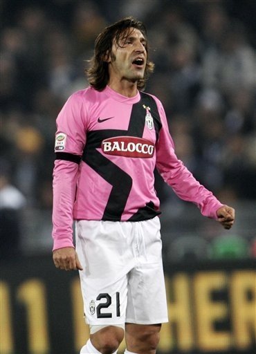 佩工：皮球先打在球员身上再弹到手上，裁判硬造了一个点球（佩工：球先中身体再碰手臂，主裁强行判点球）