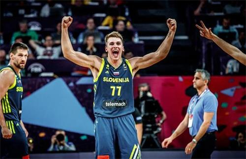 奥特：欣赏狄龙一切特质 他强硬作风求胜欲是点火器强硬但不越界（奥特盛赞狄龙：特质全面，铁血求胜是球队的点火器，强硬但不越界）