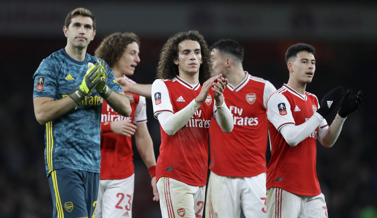 0-2大冷门！14亿豪门主场轰然倒下5轮1胜两大边后卫染红+中卫重伤（0-2爆冷！身价14亿豪门主场折戟，近5轮仅1胜，双边后卫染红+中卫重伤）