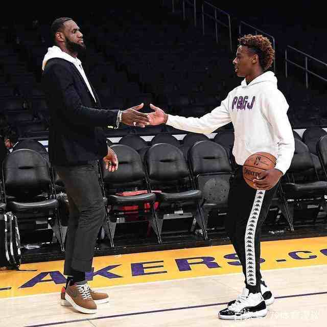 热刺全队已经抵达韩国，孙兴慜、梁民革举韩国国旗合照（热刺全队抵韩，孙兴慜与梁民革举国旗合影）