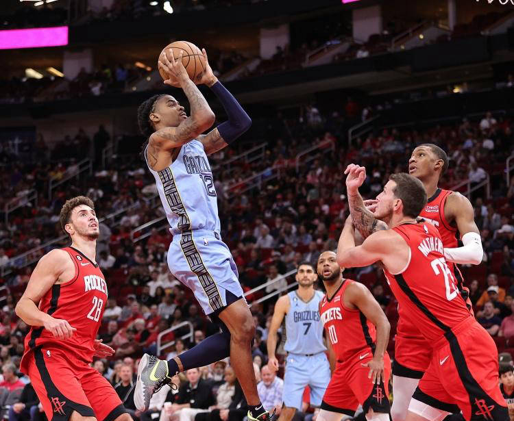 挺身而出！张镇麟接弗格传球飙中三分 随后反击暴扣率队打停同曦（关键爆发！张镇麟接弗格妙传命中三分，快攻重扣连击，带队逼停同曦）