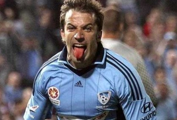 米切尔突破分球，展现卓越传球技巧（米切尔突破后精准分球，尽显精湛传球水平）