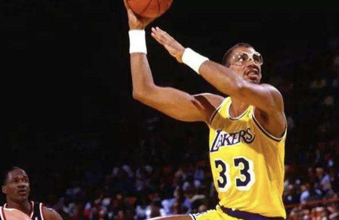 球里有玄机、球门有暗号！盲人足球比赛燃到爆（球藏玄机、门设暗码！盲人足球赛燃爆全场）