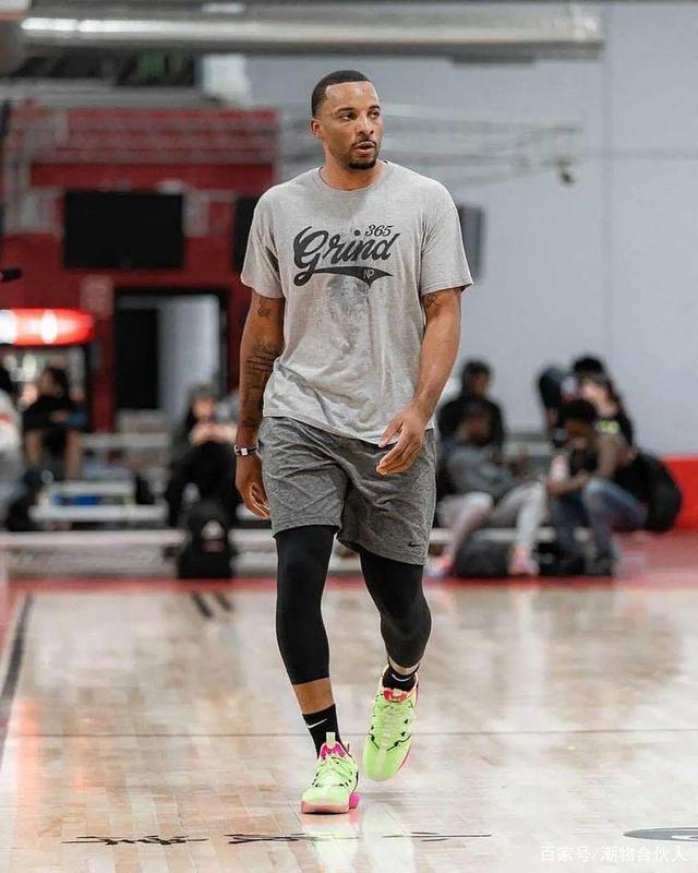 足球曝巴黎双星关系紧张，更衣室氛围引担忧（传巴黎双核不睦，更衣室气氛堪忧）