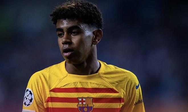 飞起来了！美国高中球员这波操作太秀了！（起飞！美国高中球员这一波神操作震撼全场）