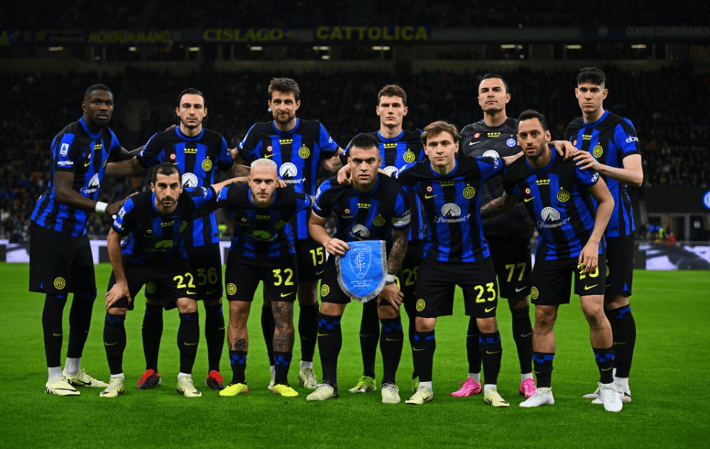 莱万过去15次首发出战法兰克福斩15球，曾两次上演帽子戏法（莱万近15次首发对阵法兰克福打入15球，两度完成帽子戏法）