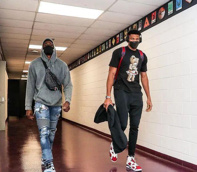 曼联对西汉姆的新布莱恩·姆贝莫罚球判决：裁判的智慧与争议（曼联vs西汉姆：布莱恩·姆贝莫点球判罚，裁判智慧与争议并存）