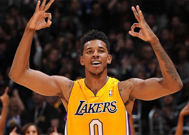 乾坤大挪移！贾斯汀·尚帕尼底线接球 高难度拉杆反篮打中（贾斯汀·尚帕尼底线空切接球 空中拉杆反篮一击命中）