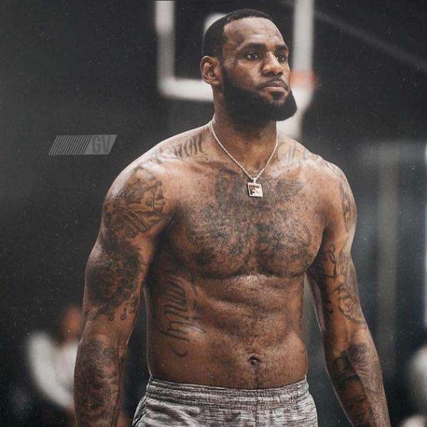 曼城英超33分紧追阿森纳，五项数据领跑联赛（曼城英超积33分紧逼阿森纳，五项数据位居联赛第一）