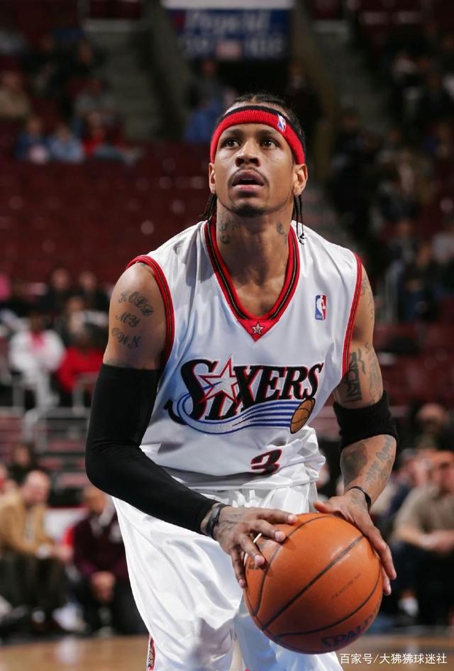 这位前锋的跑动太勤快了（这名前锋的跑动十分积极）