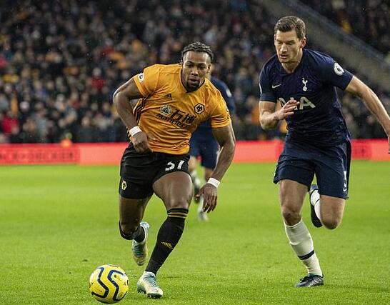 伯恩利遭遇英超七连败连场惜败，排名跌入降级区（伯恩利英超七连败屡遭小负，排名滑落至降级区）