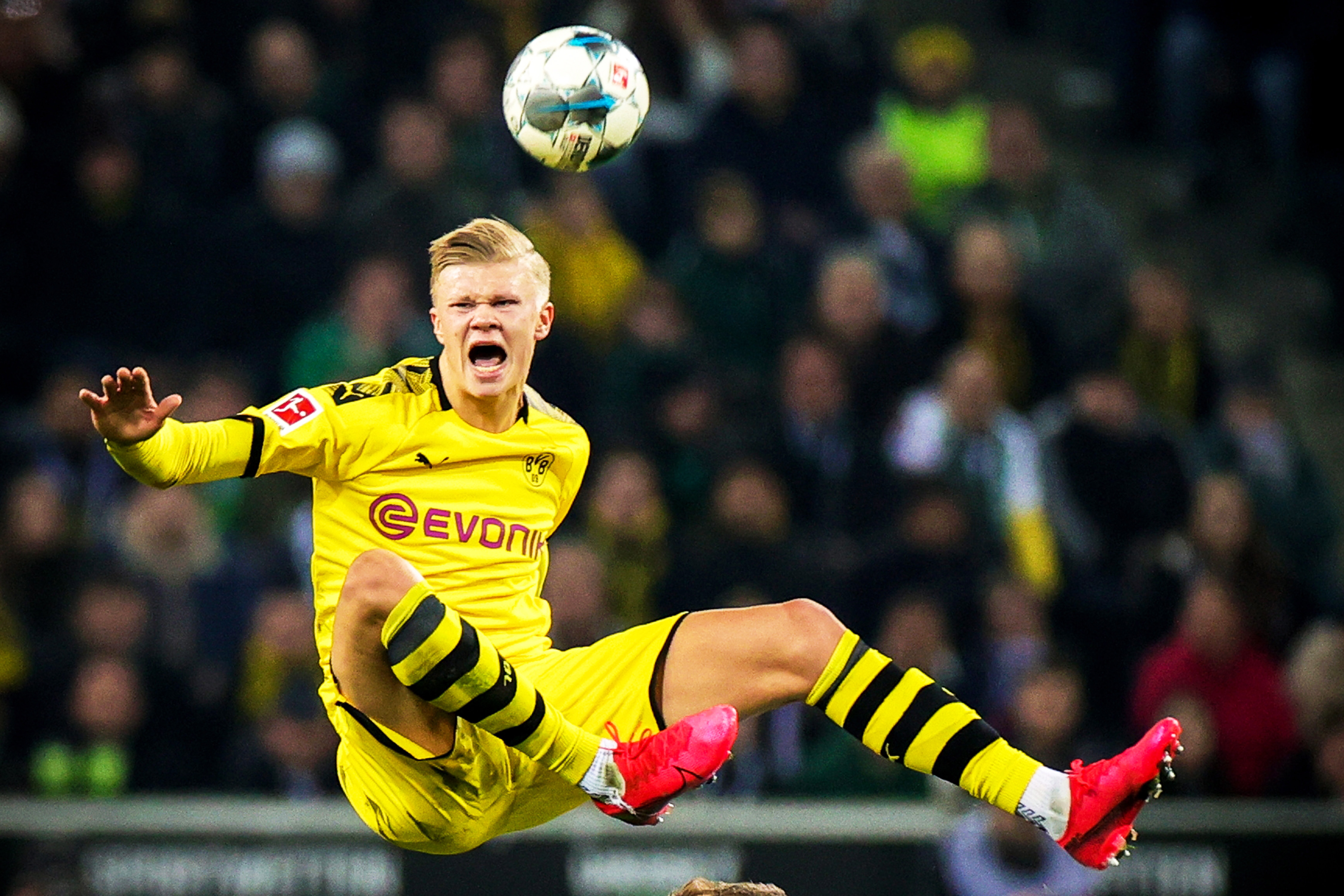 莲湖区机场小学：飞翔少年勇拼搏 绿茵场上展风采（莲湖区机场小学：逐梦少年勇争先 绿茵赛场绽风华）