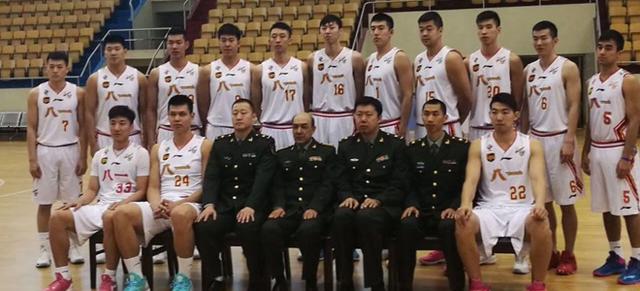 亚马尔与19岁女网红购物被偷拍 她有140多万粉丝（亚马尔与19岁女网红逛街被拍到 对方粉丝数超140万）