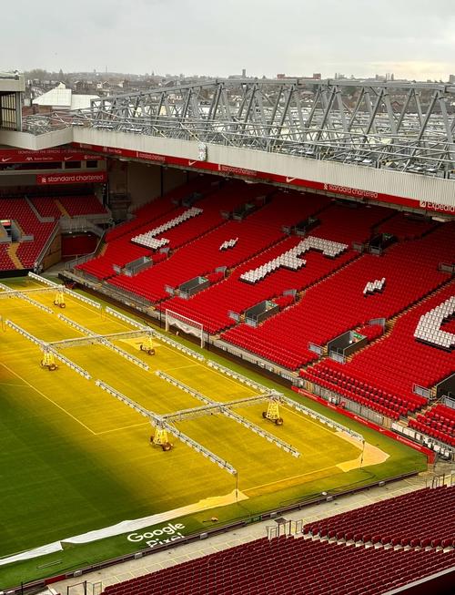 心情不错！知名说唱歌手Jay-Z现身湖人主场观看NBA杯（心情大好！说唱巨星Jay-Z亮相湖人主场观战NBA杯）