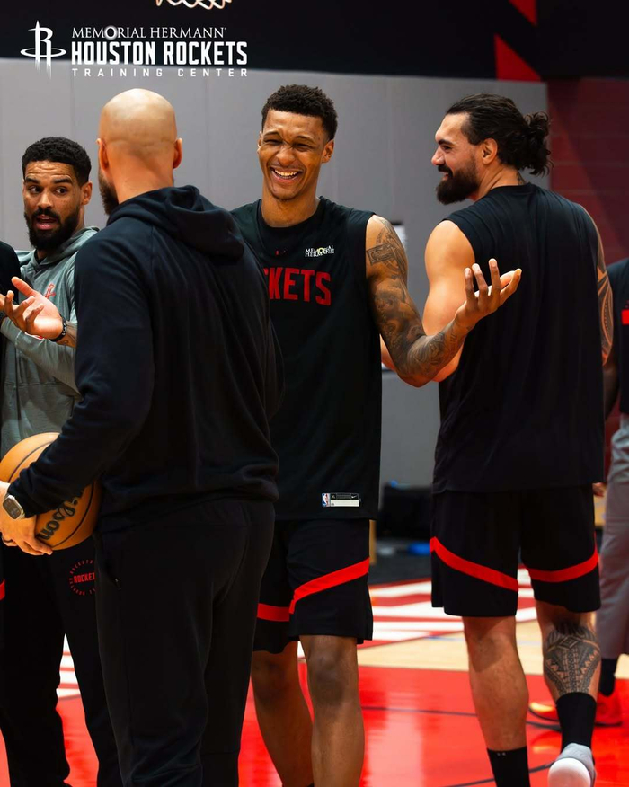 记者：谢维军在昨天的比赛中肋骨又裂了（记者透露：谢维军昨日比赛中肋骨再度骨裂）