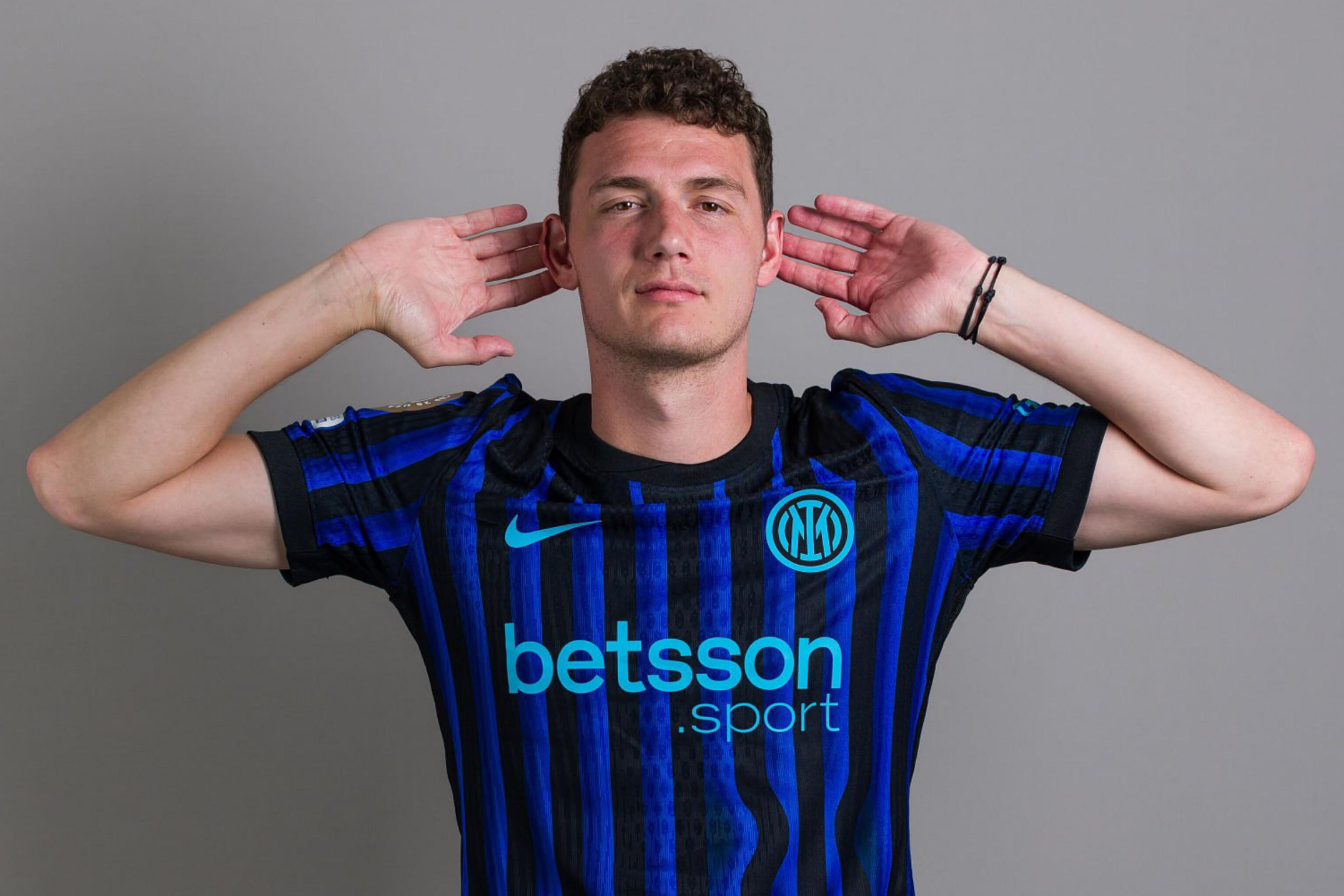 超高人气，一印度女球迷接机时手举标语：梅西，拯救印度足球（人气爆棚！印度女球迷机场举牌：梅西，请救救印度足球）