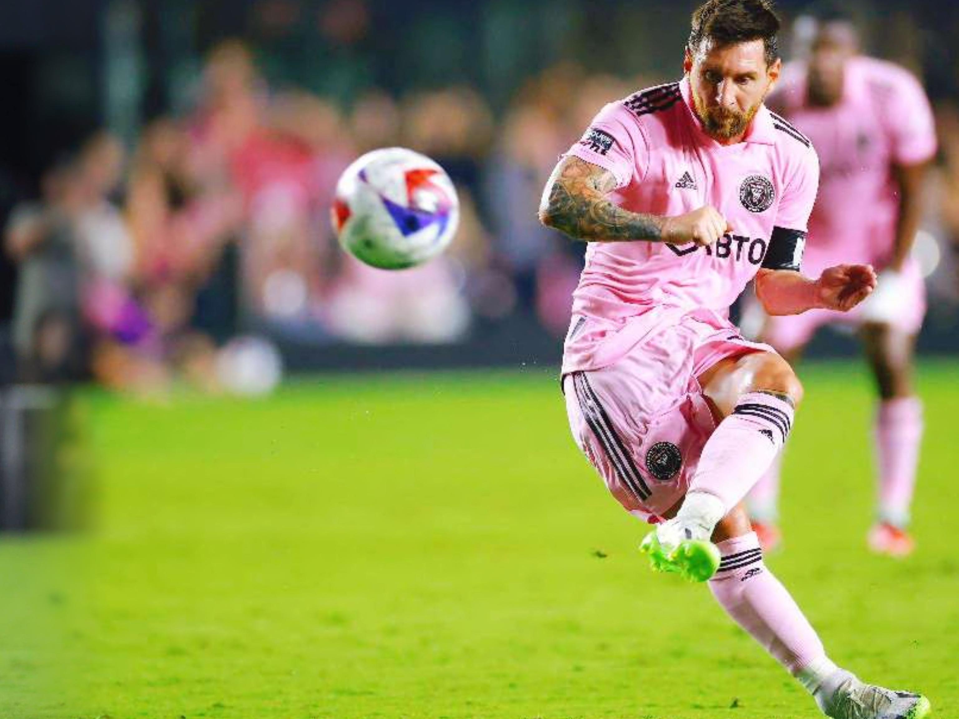 萨拉赫晒圣诞家庭照引争议，目前正随队征战非洲杯（晒圣诞家庭照惹争议，萨拉赫正随队征战非洲杯）