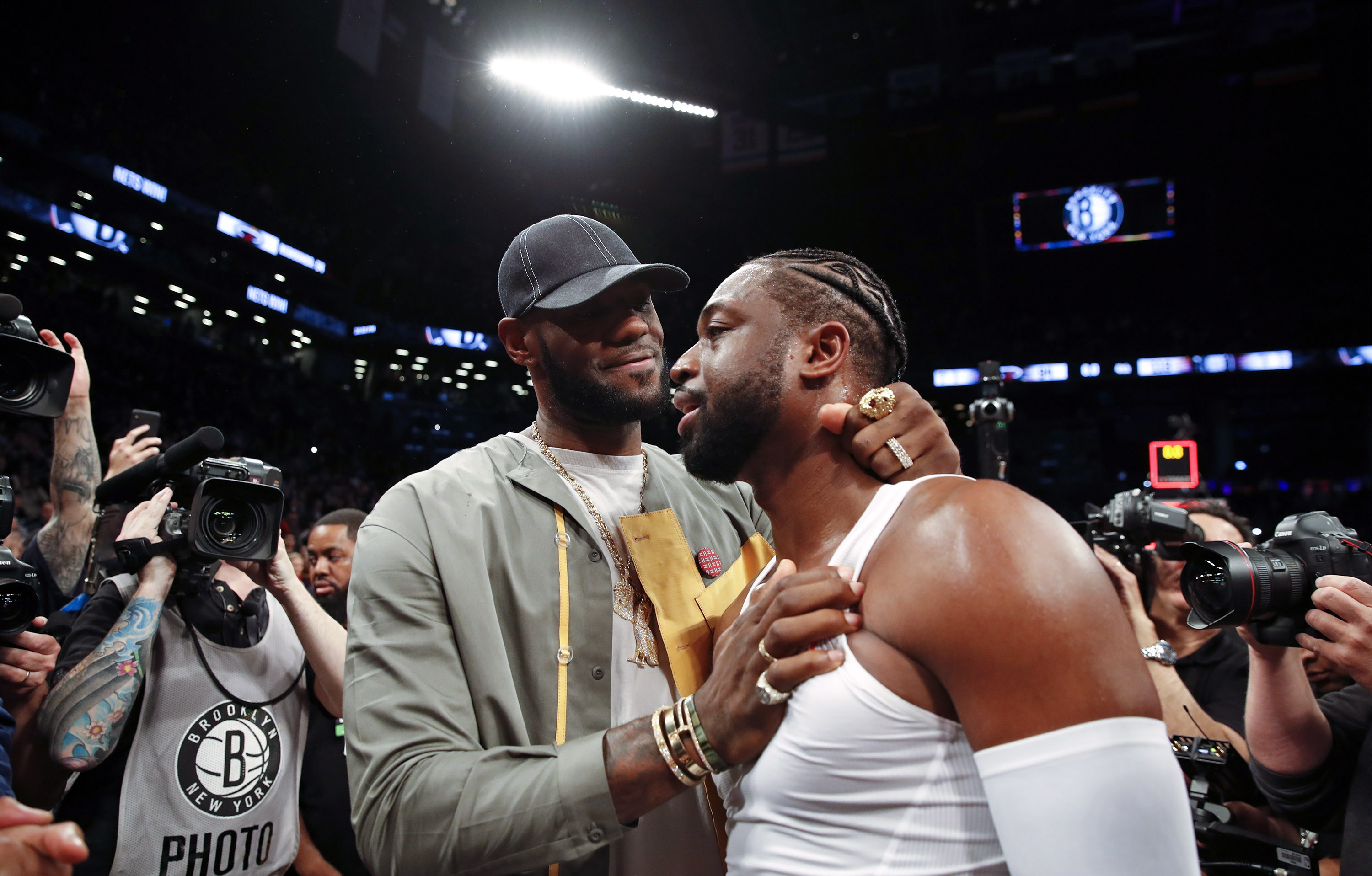 凯里·詹娜养女晒奢华生活，其母21岁跻身十亿富豪榜（凯里·詹娜养女炫耀奢华生活，母亲21岁即登十亿富豪榜）